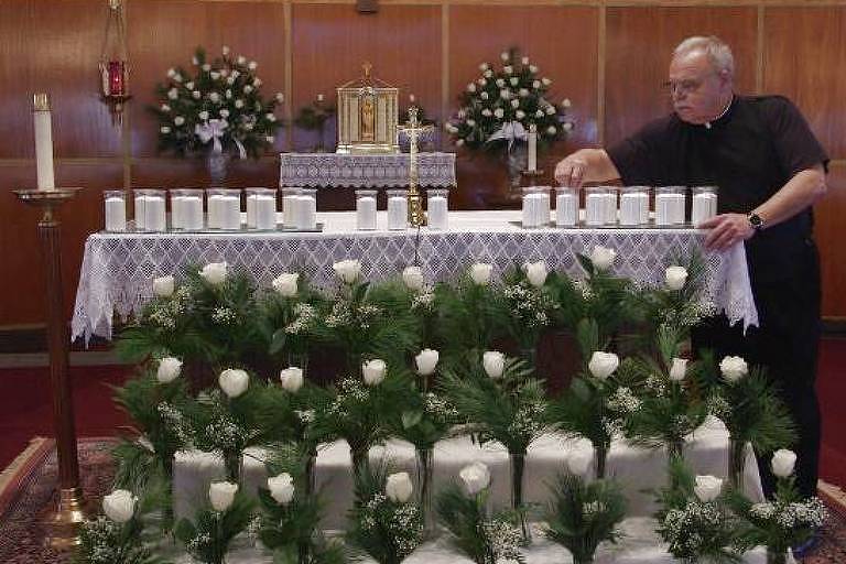 O padre Bob Weiss em cena do documentário 'Cartas de Dunblane' (Reprodução)